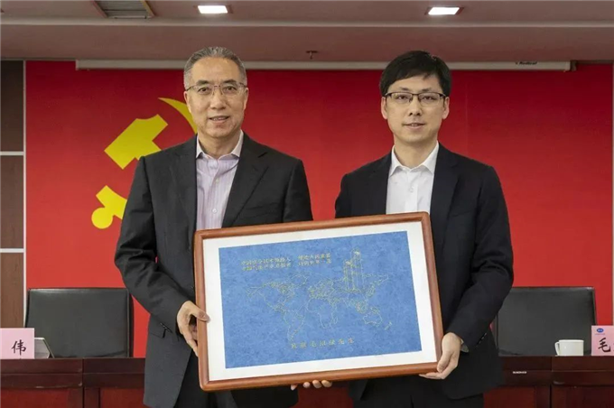 郑伟代表公司向毛绍融赠送纪念牌.png 郑伟代表公司向毛绍融赠送纪念牌.png